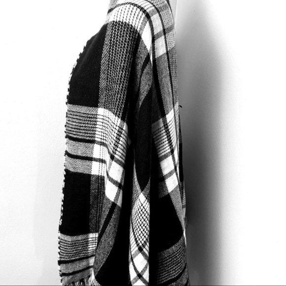 Express Large Plaid/Checkered Black & White Fringed Wrap/Scarf. - Picture 11 of 14